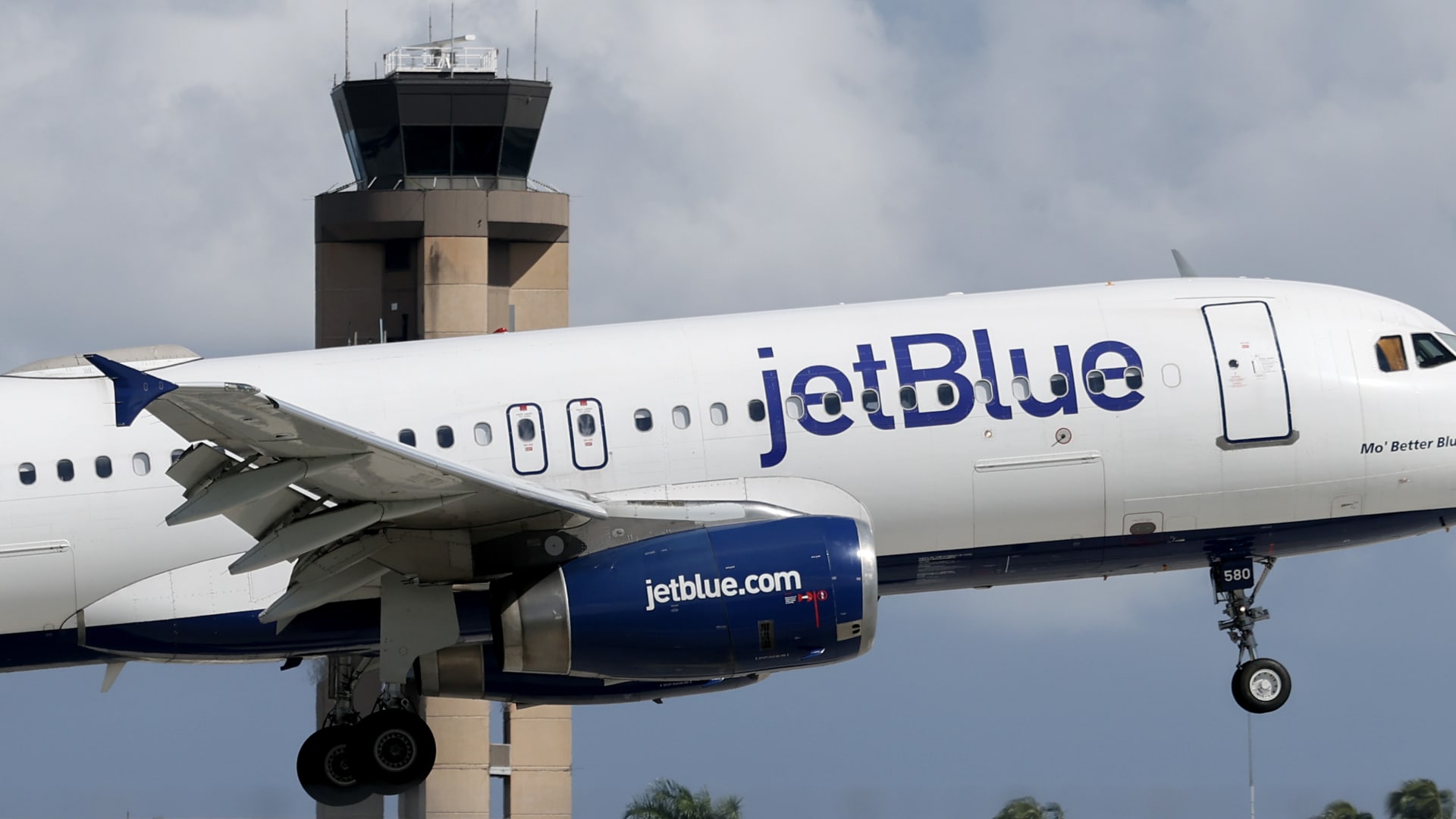 JetBlue reducirá su presencia en Newark y LaGuardia mientras avanza en Fort Lauderdale