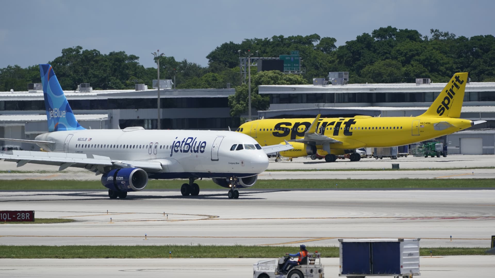 Congestión aeroportuaria impulsa reorganización de rutas en hubs de alto tráfico