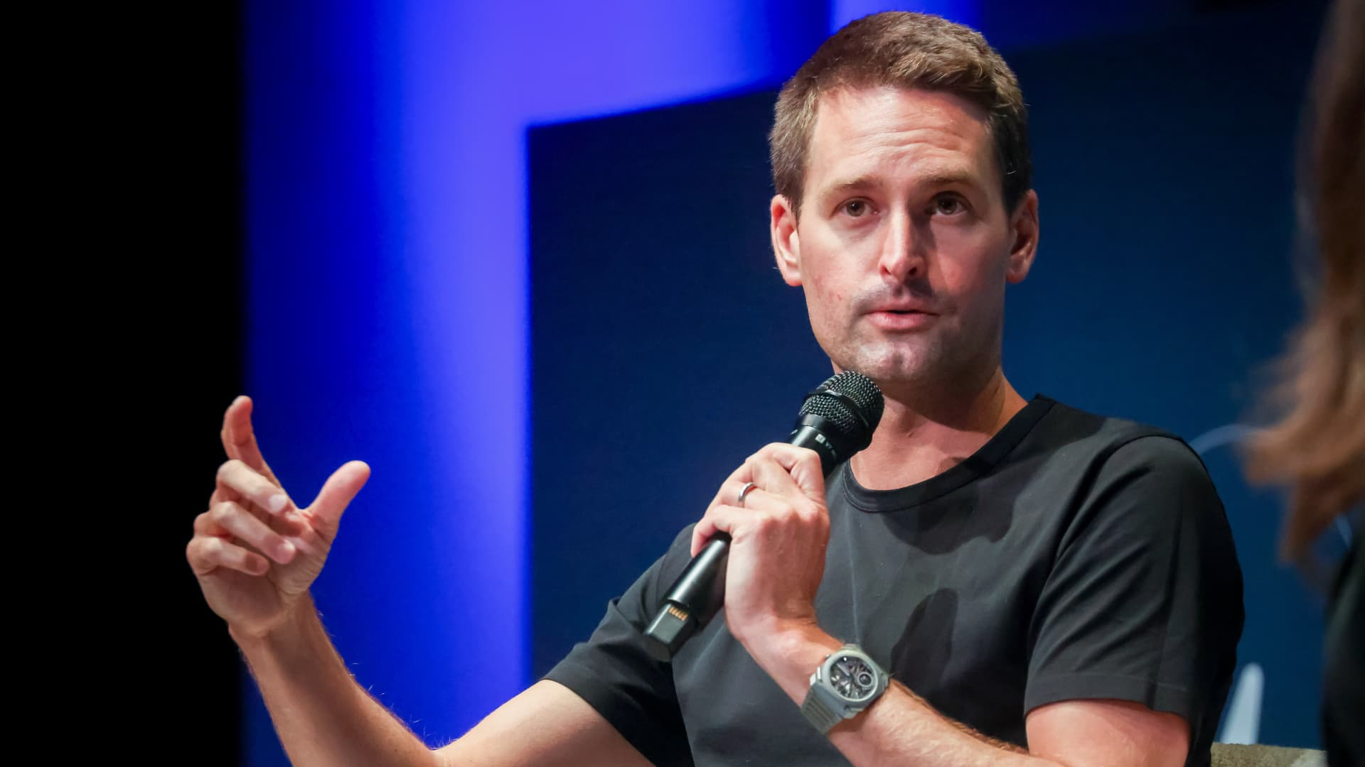 Snap presenta gafas de AR de $2,195 mientras el CEO Evan Spiegel apuesta por un futuro post-smartphone
