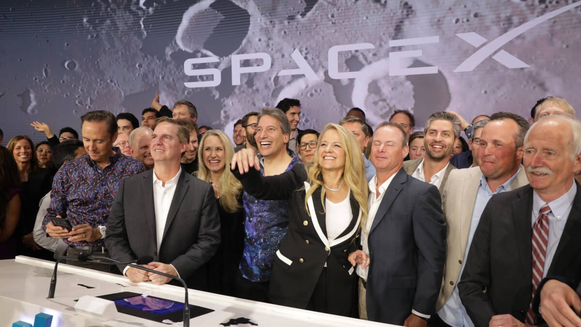 Los inversionistas 'pasivos' que esquivaron bitcoin ahora se ven obligados a poseer acciones de SpaceX tres veces más volátiles