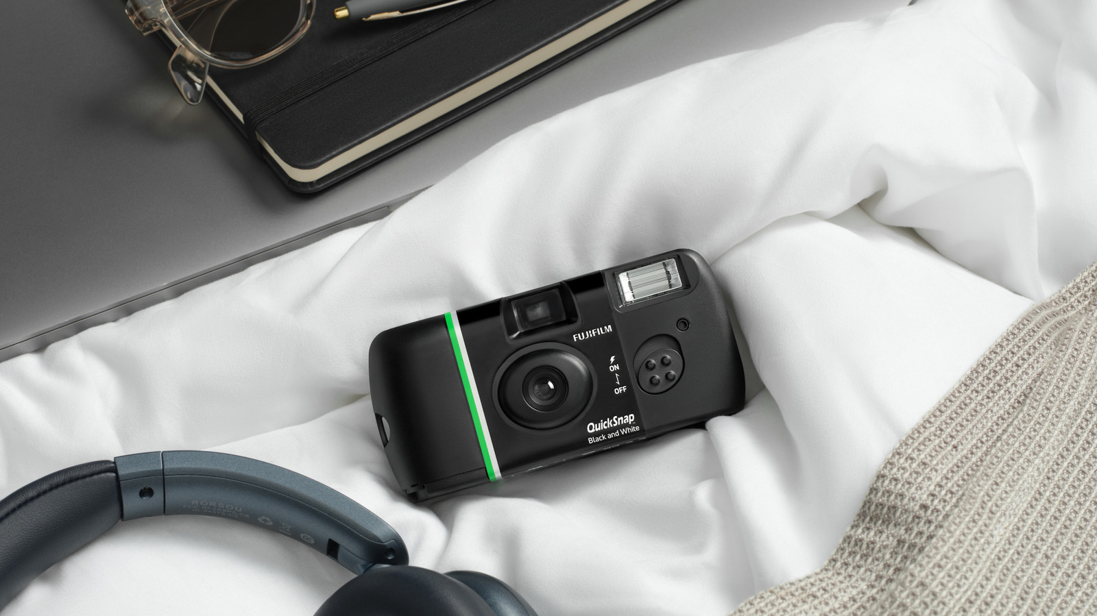 Fujifilm lanza ediciones especiales a prueba de agua y en blanco y negro de sus cámaras instantáneas retro QuickSnap.