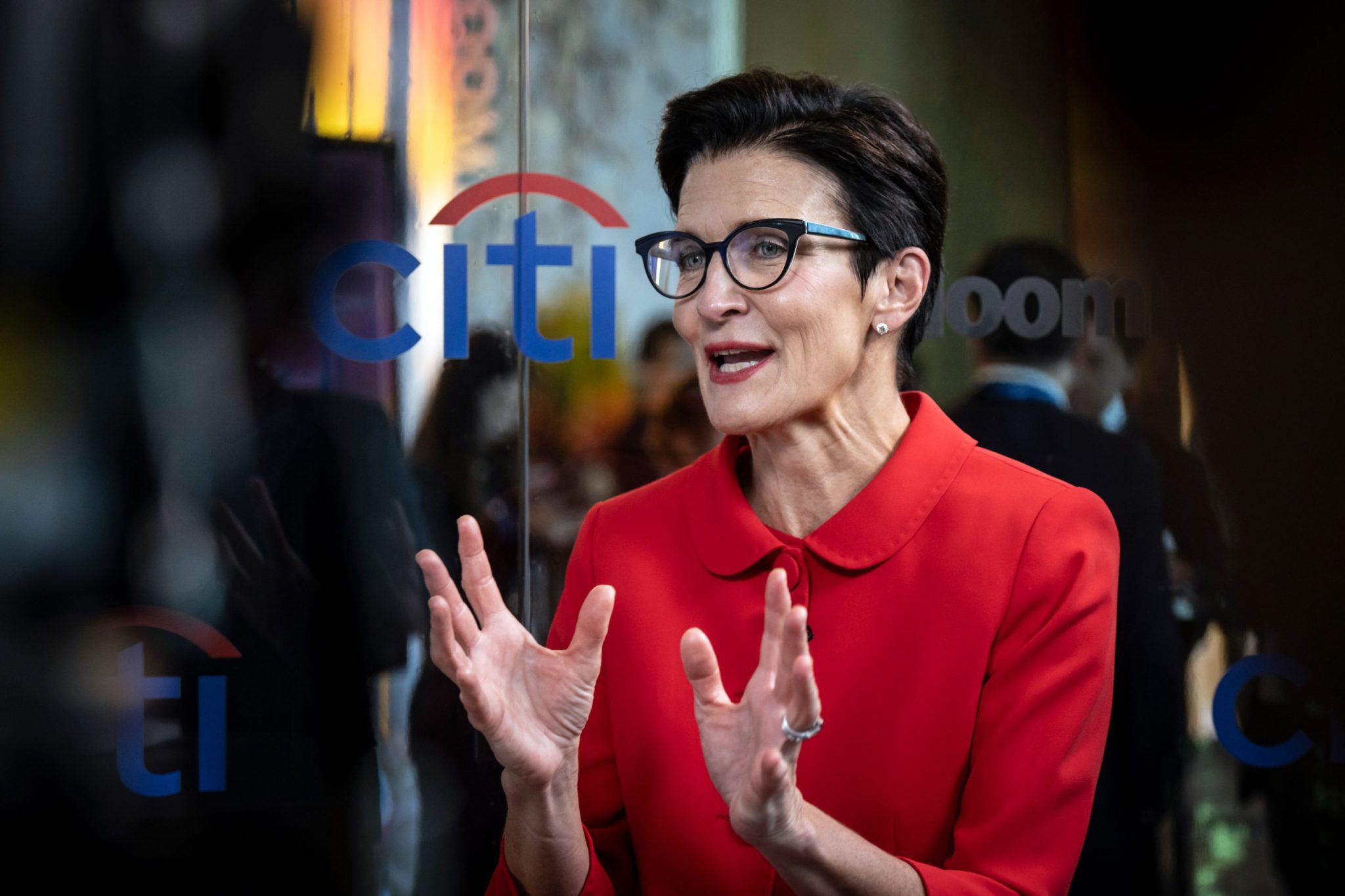 Como parte de su reestructuración en Citi, Jane Fraser redujo las capas de gestión de 13 a 8. Pero el "gran aplanamiento" no siempre funciona como se espera.