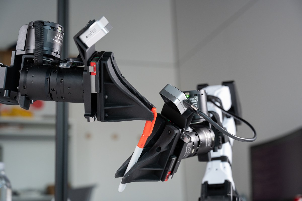 Recolectar datos de entrenamiento para robots es un trabajo sucio y poco glamuroso. Algunos laboratorios de IA ya están pagando a XDOF para hacerlo