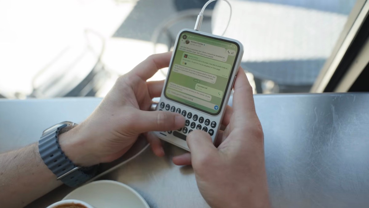 Clicks presenta su teléfono inspirado en BlackBerry en un nuevo video práctico.
