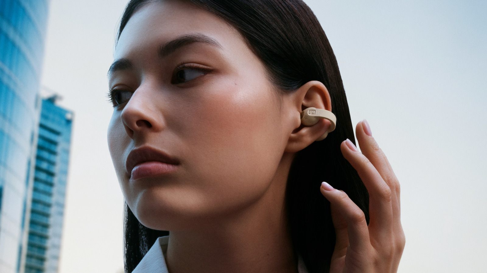Audífonos open-ear con clip llegan a Latinoamérica con nueve horas de batería y reducción de ruido con IA