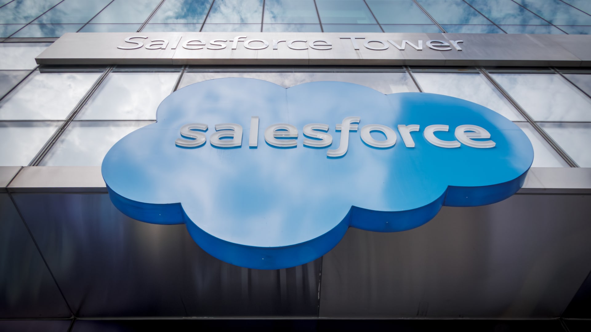 Salesforce está en una racha de adquisiciones de inteligencia artificial, pero Wall Street aún tiene sus dudas.
