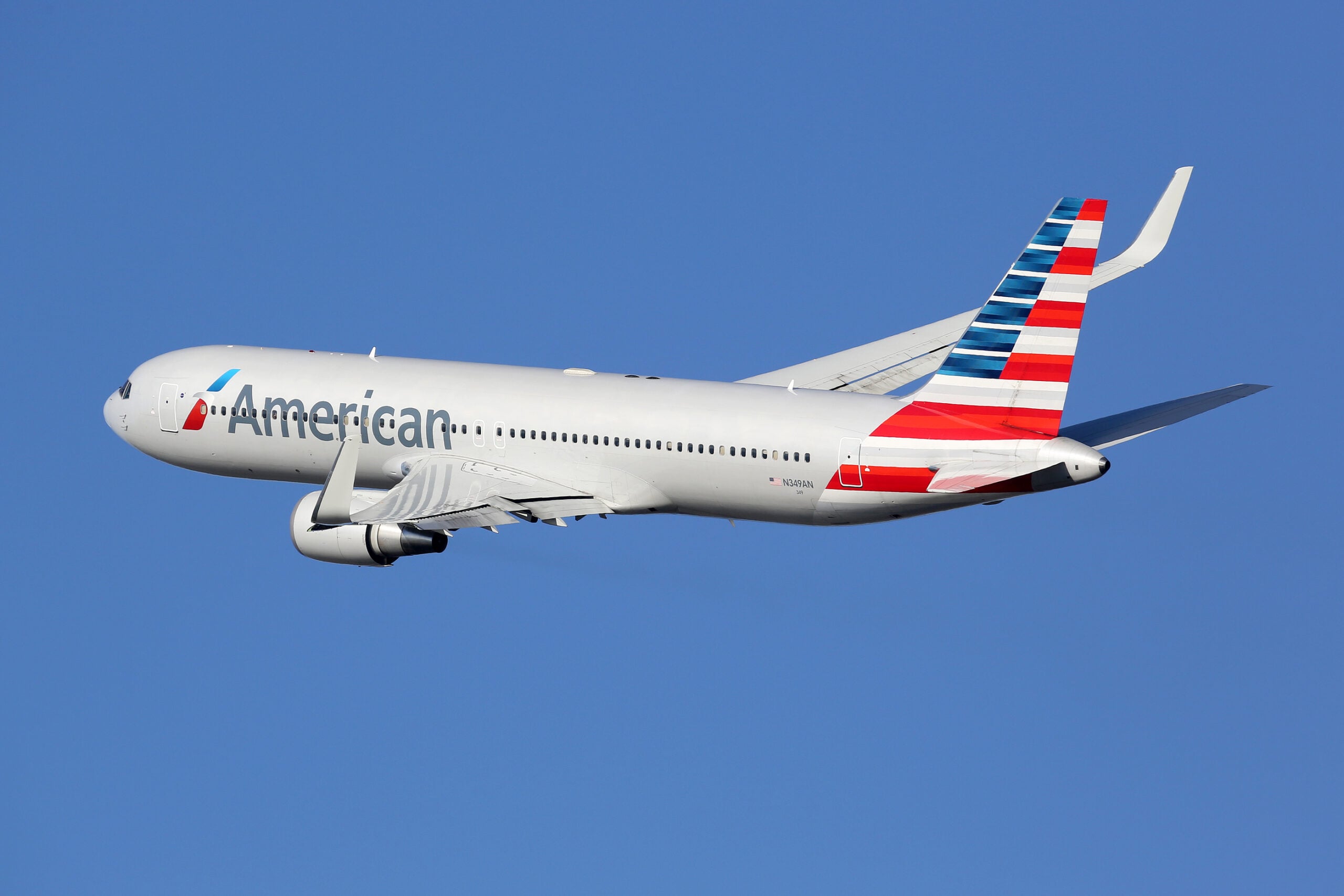 American Airlines sorprende a pasajeros con camisetas de la selección de Estados Unidos y regalos del Mundial 2026