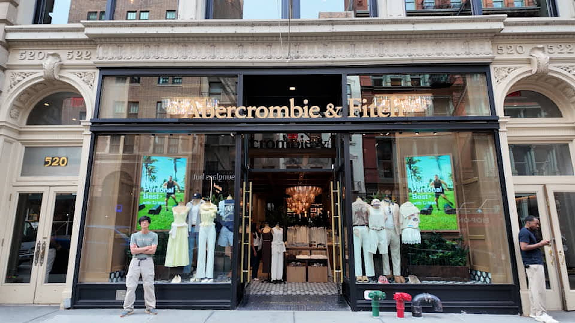 Abercrombie & Fitch comienza a vender marcas de zapatos de terceros en su última estrategia para impulsar el crecimiento