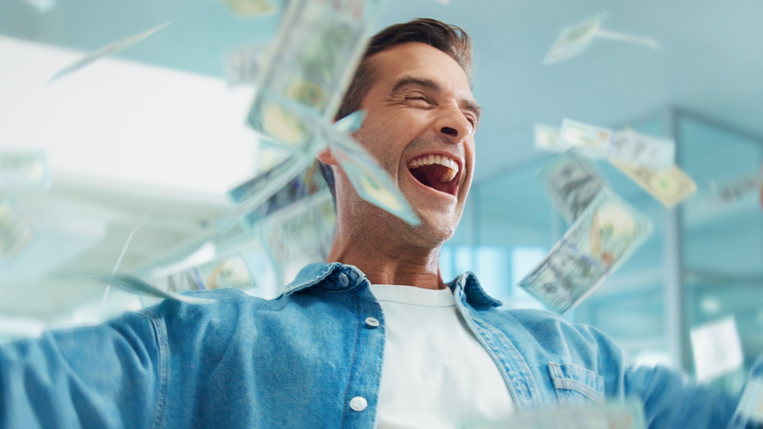 ¡Acabas de recibir un golpe de suerte de $10,000! Pero, ¿dónde ponerlo? Los expertos financieros opinan — y sus consejos pueden sorprenderte