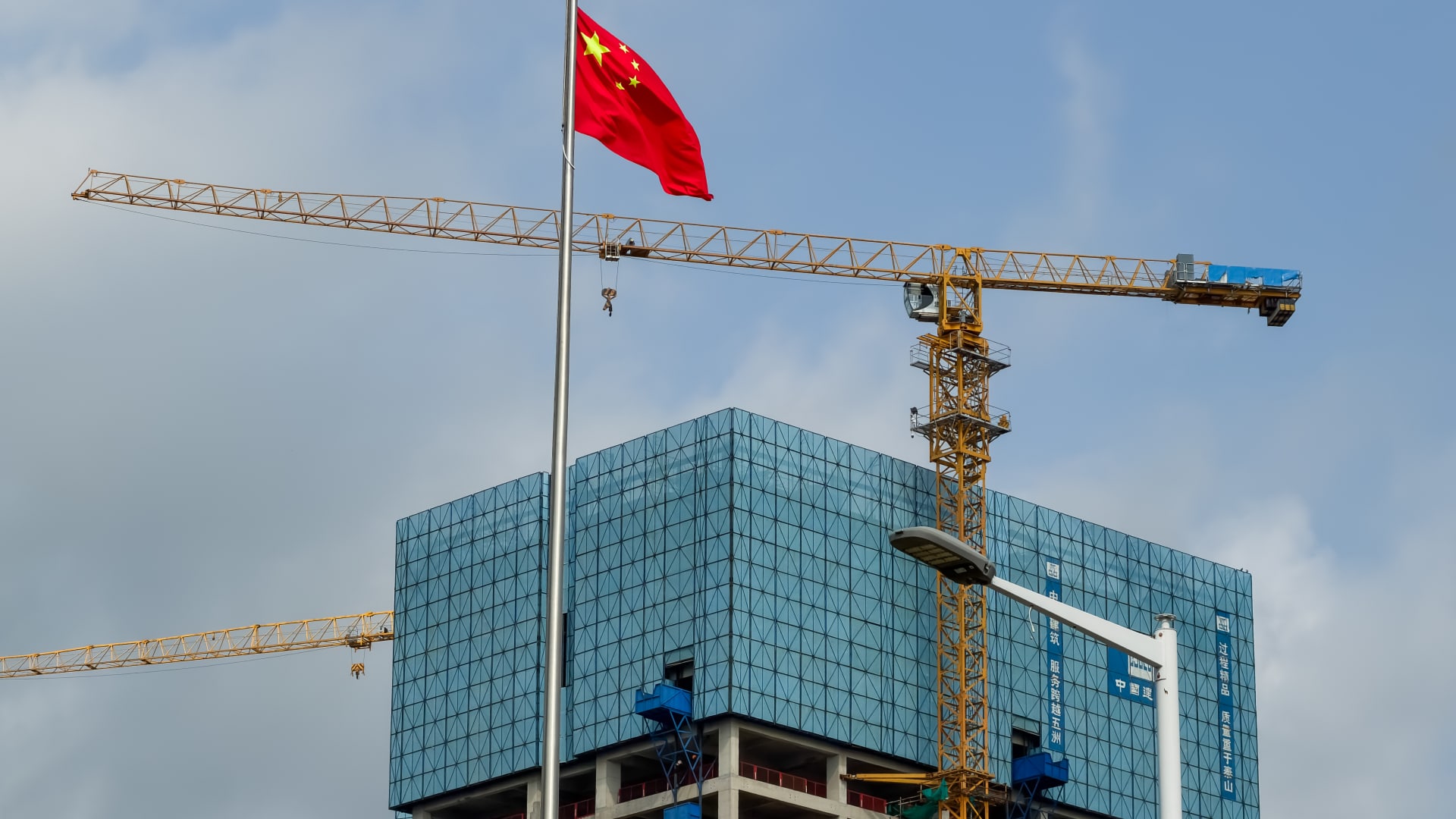 La economía de China se debilita aún más en mayo mientras las ventas minoristas caen por primera vez en más de tres años