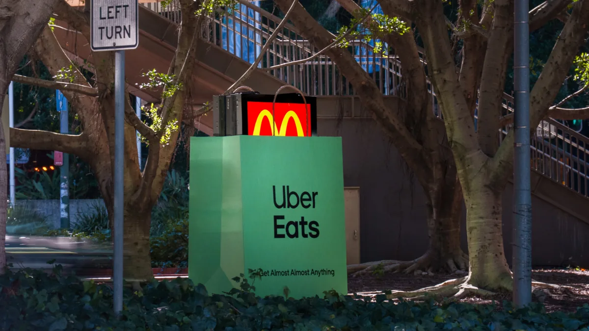 Uber Eats embolsa (literalmente) los anuncios de McDonald’s y otras marcas en esta vistosa campaña