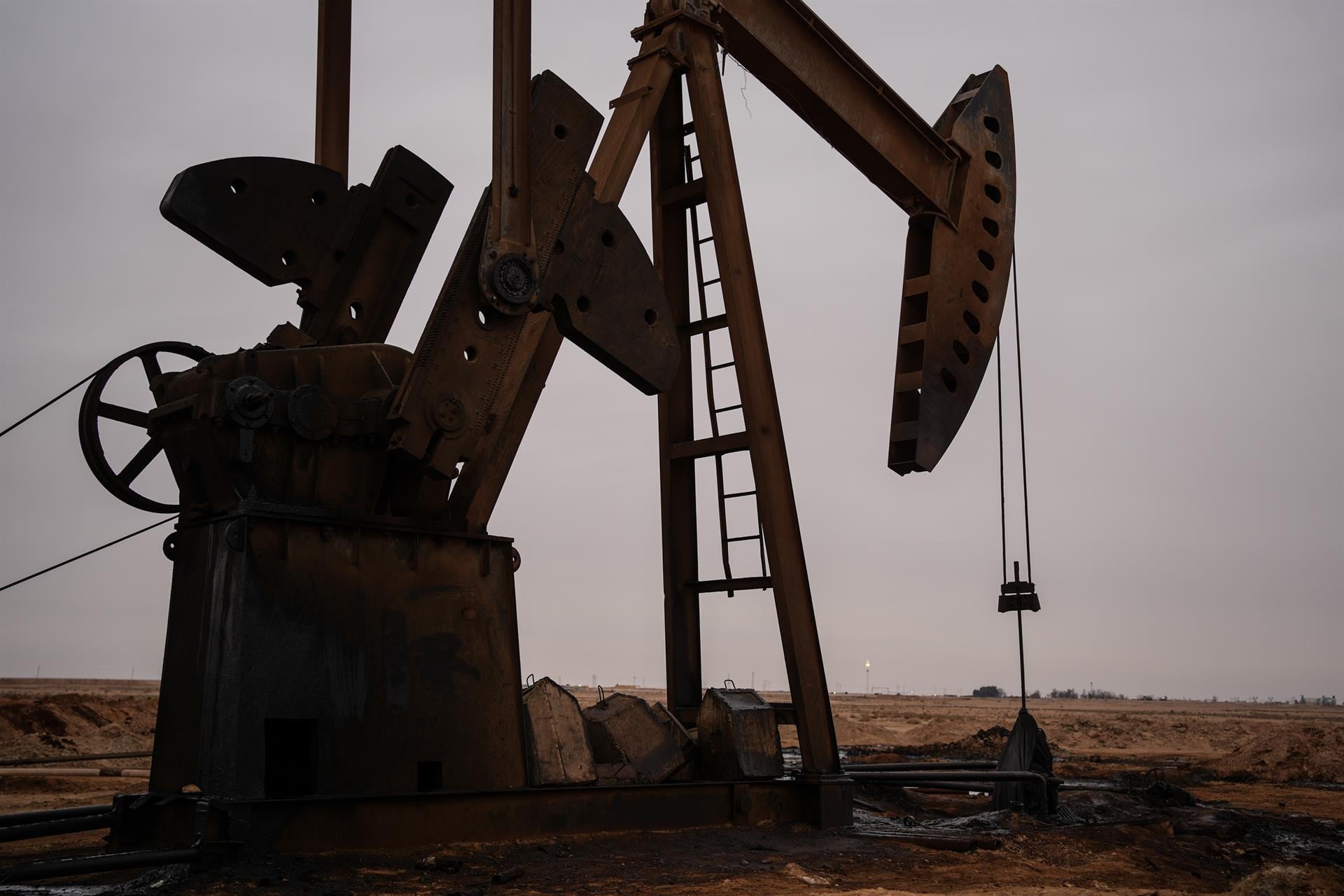 Presión geopolítica sobre el petróleo: negociaciones con Irán reconfiguran el mercado energético global