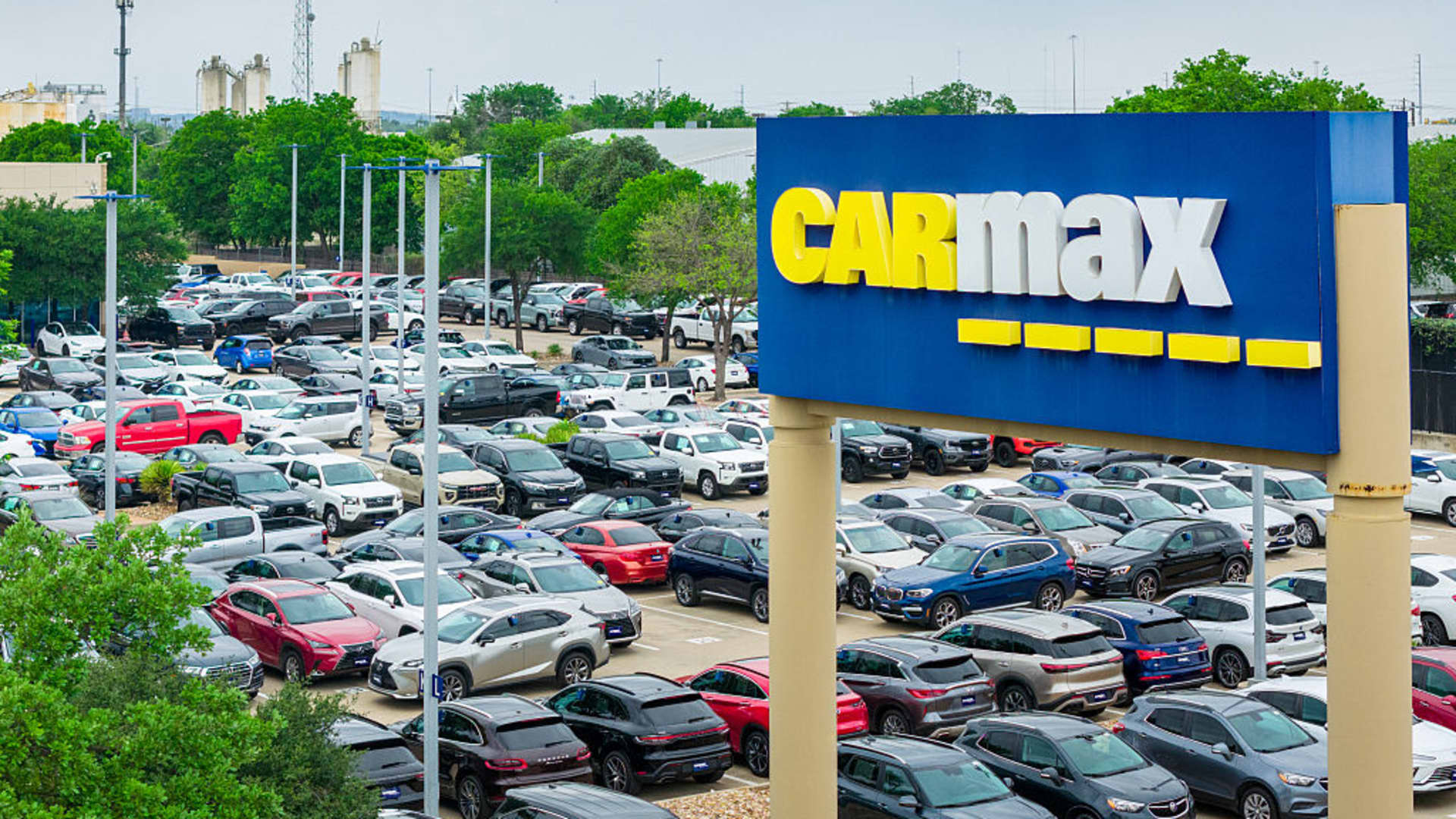 Minorista de autos usados supera estimados pero enfrenta presión en márgenes y plan de reestructura