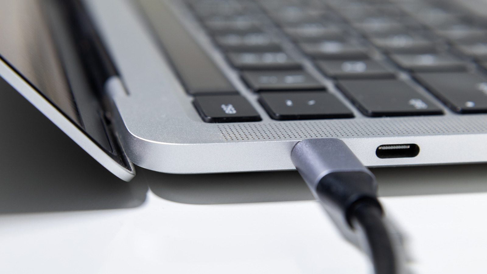 Puerto USB-C no garantiza velocidad: lo que cada especificación implica para tu infraestructura