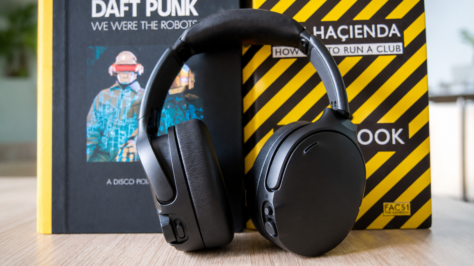 Auriculares con cancelación activa de ruido y retroalimentación háptica: análisis técnico de audio premium