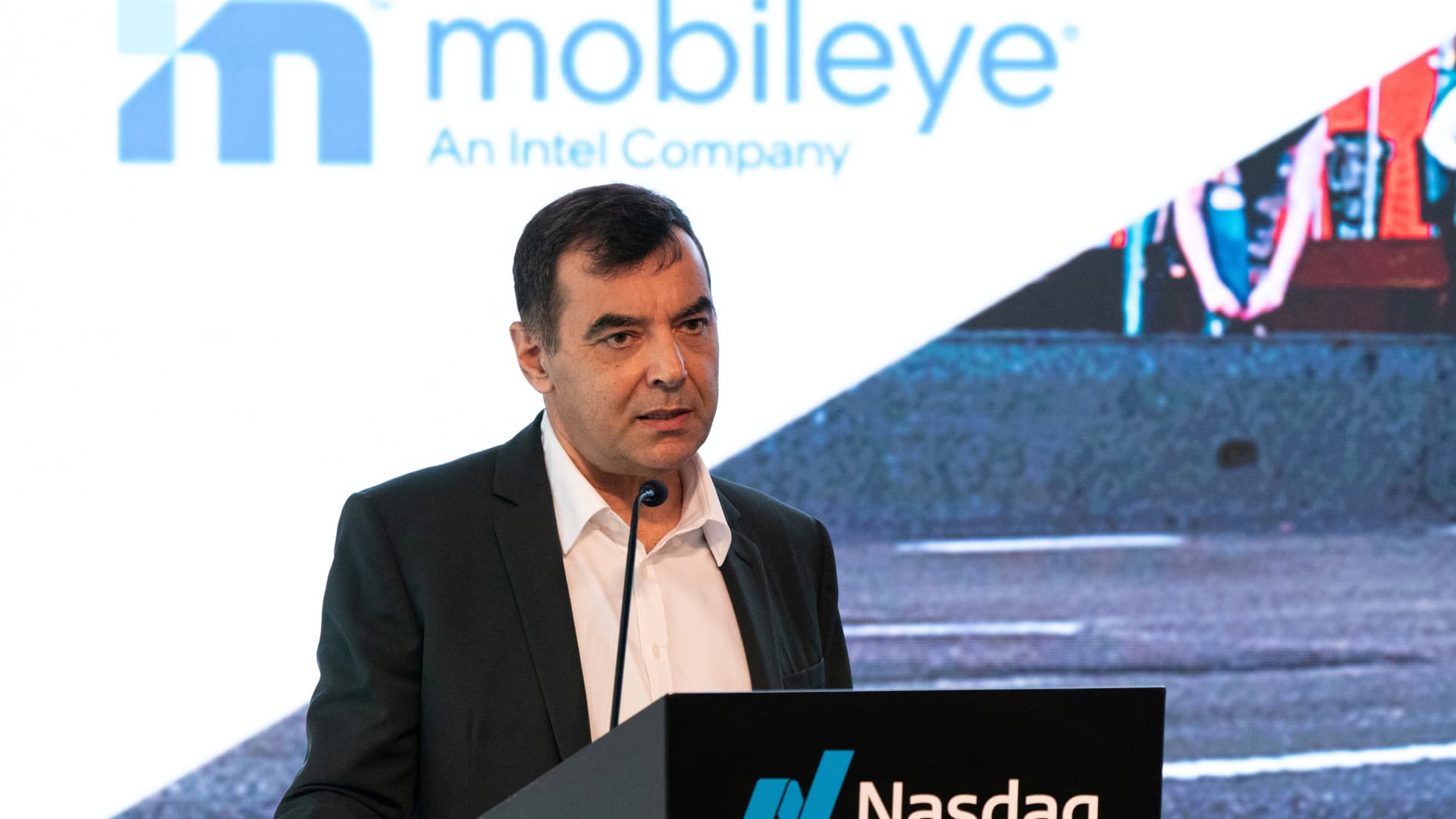 El proveedor de tecnología de conducción autónoma Mobileye apunta a lanzar robotaxis en EE. UU. en 2027