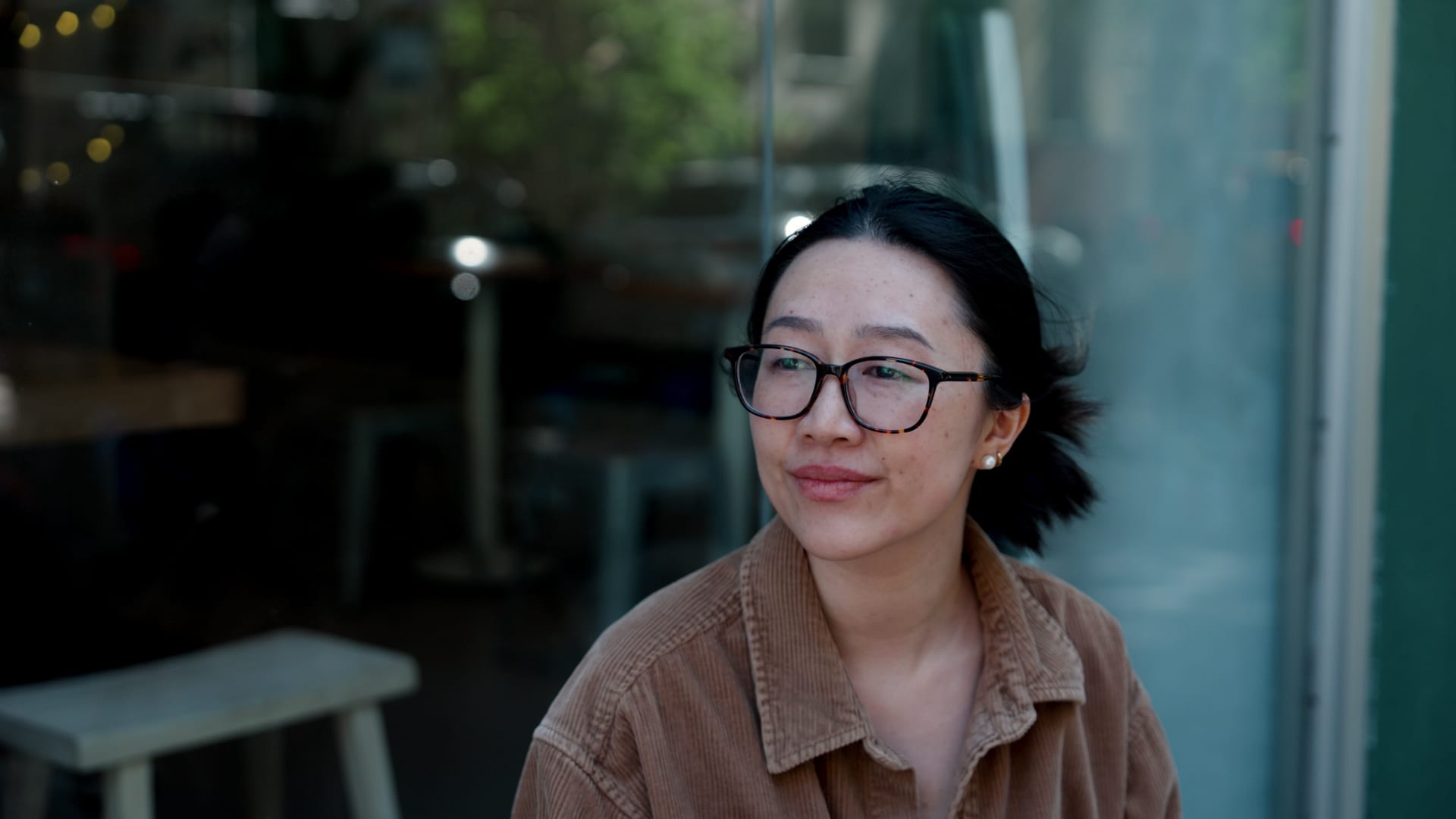 Mujer de 29 años que gana $250,000 en tecnología se infiltra en una cadena de café antes de abrir su propia cafetería de matcha
