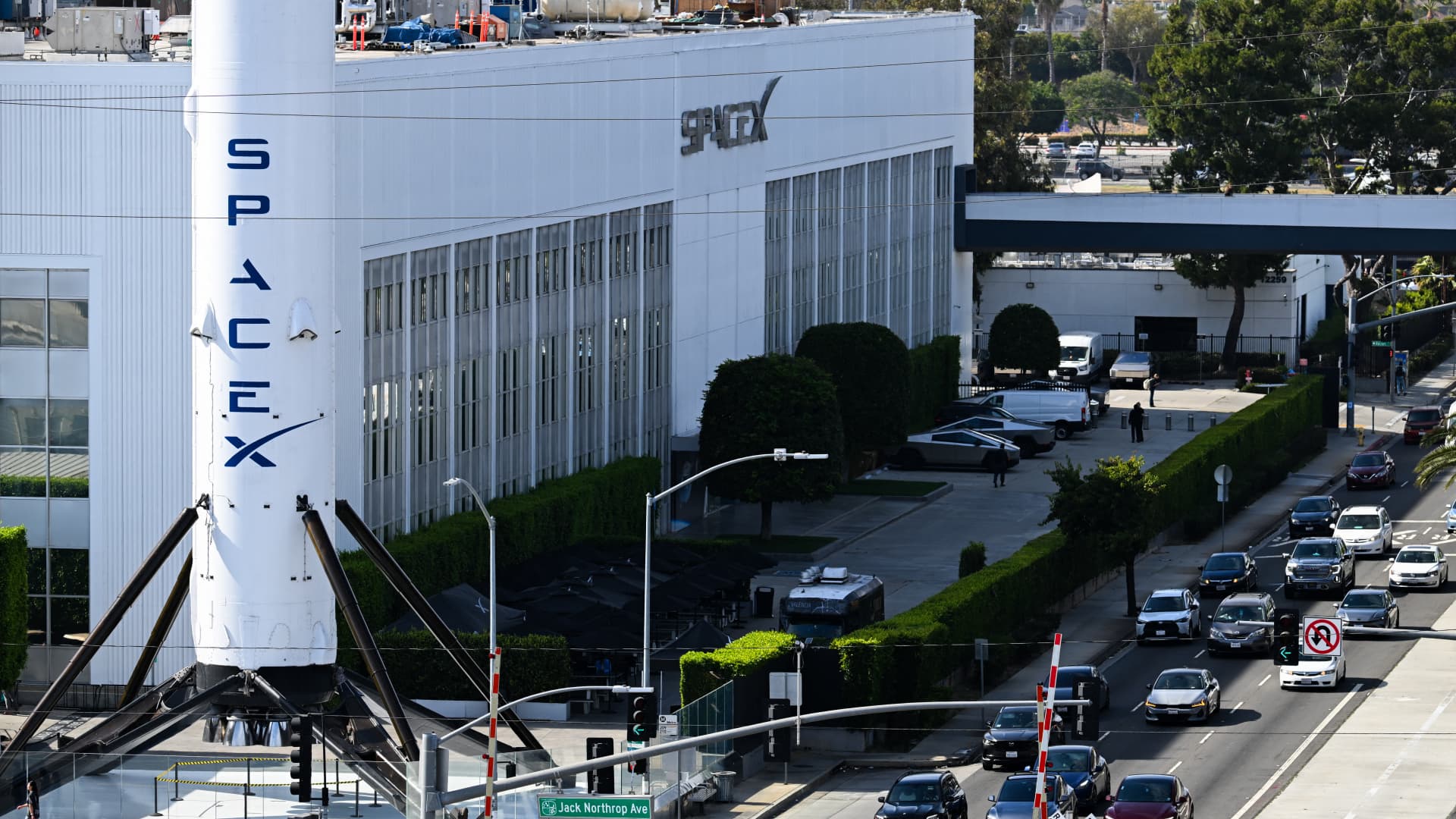 Jim Cramer dice que los inversores de SpaceX no están comprando ganancias, sino a Elon Musk