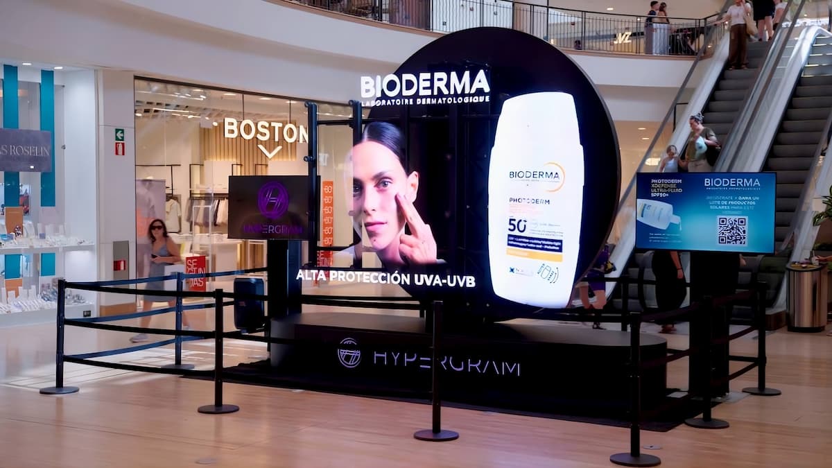 Hologramas 3D en centros comerciales redefinen la publicidad experiencial en retail