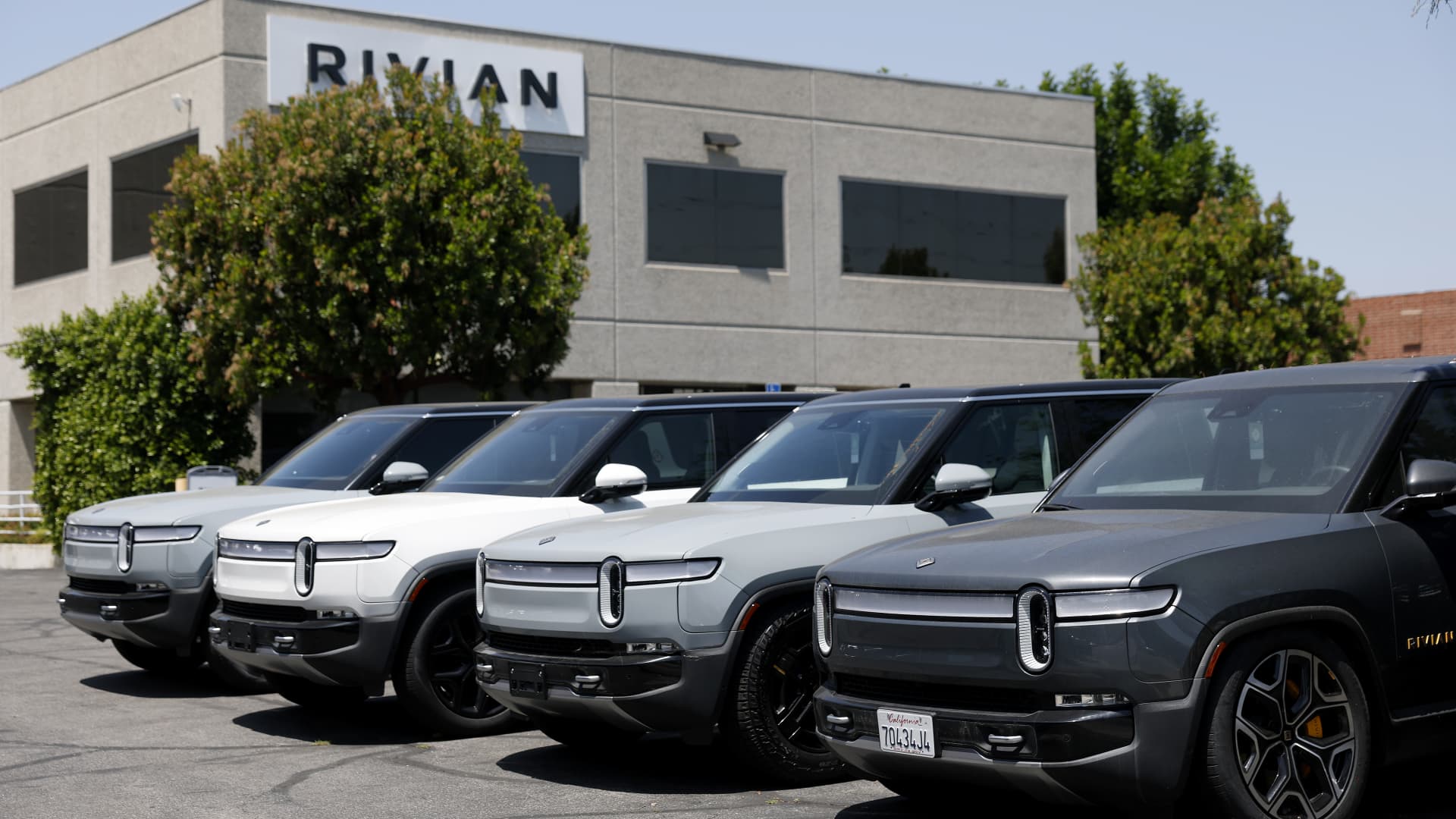 Rivian despide a cientos de trabajadores en medio del lanzamiento del R2